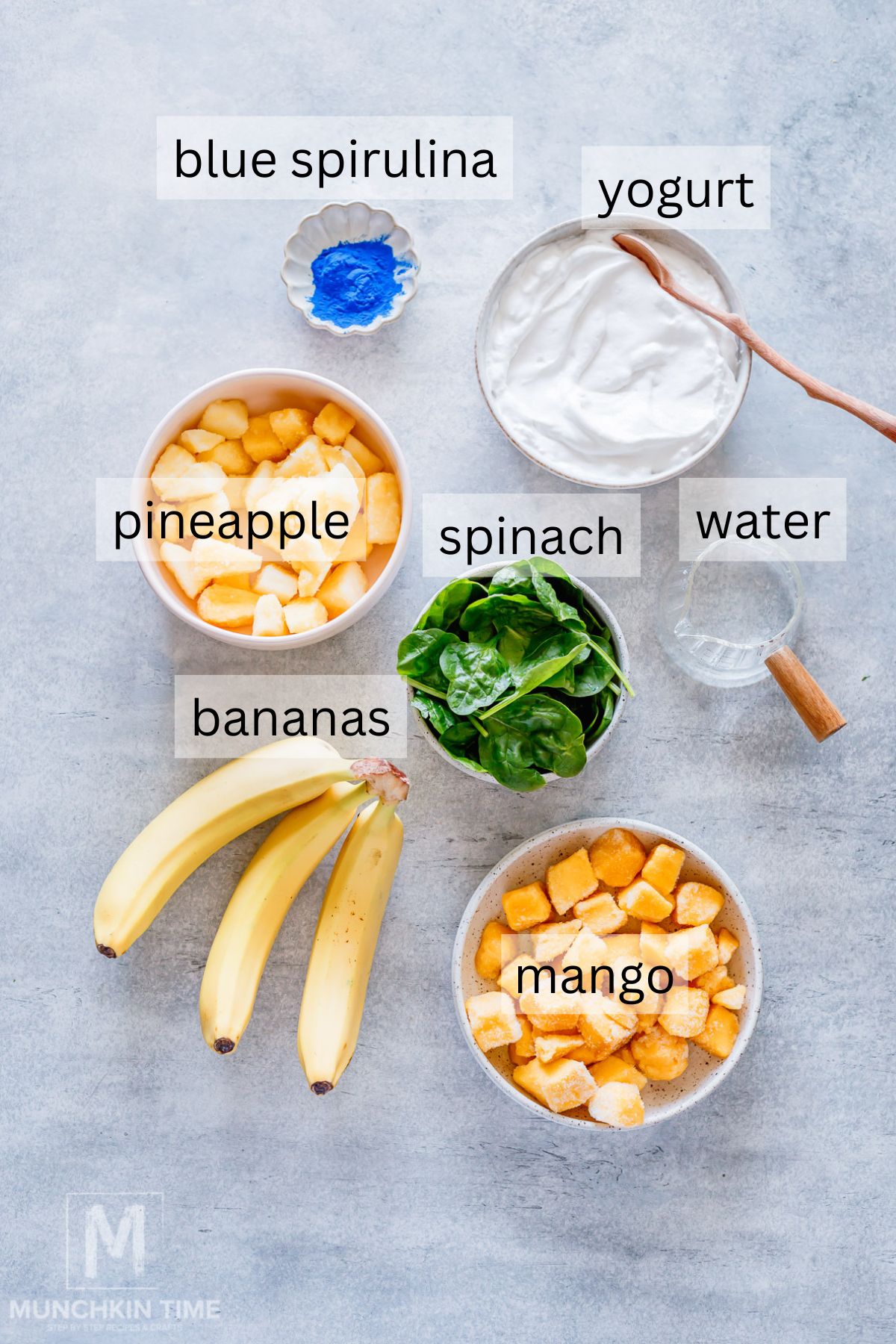 ingredients for the smoothie with spinach and spirulina.