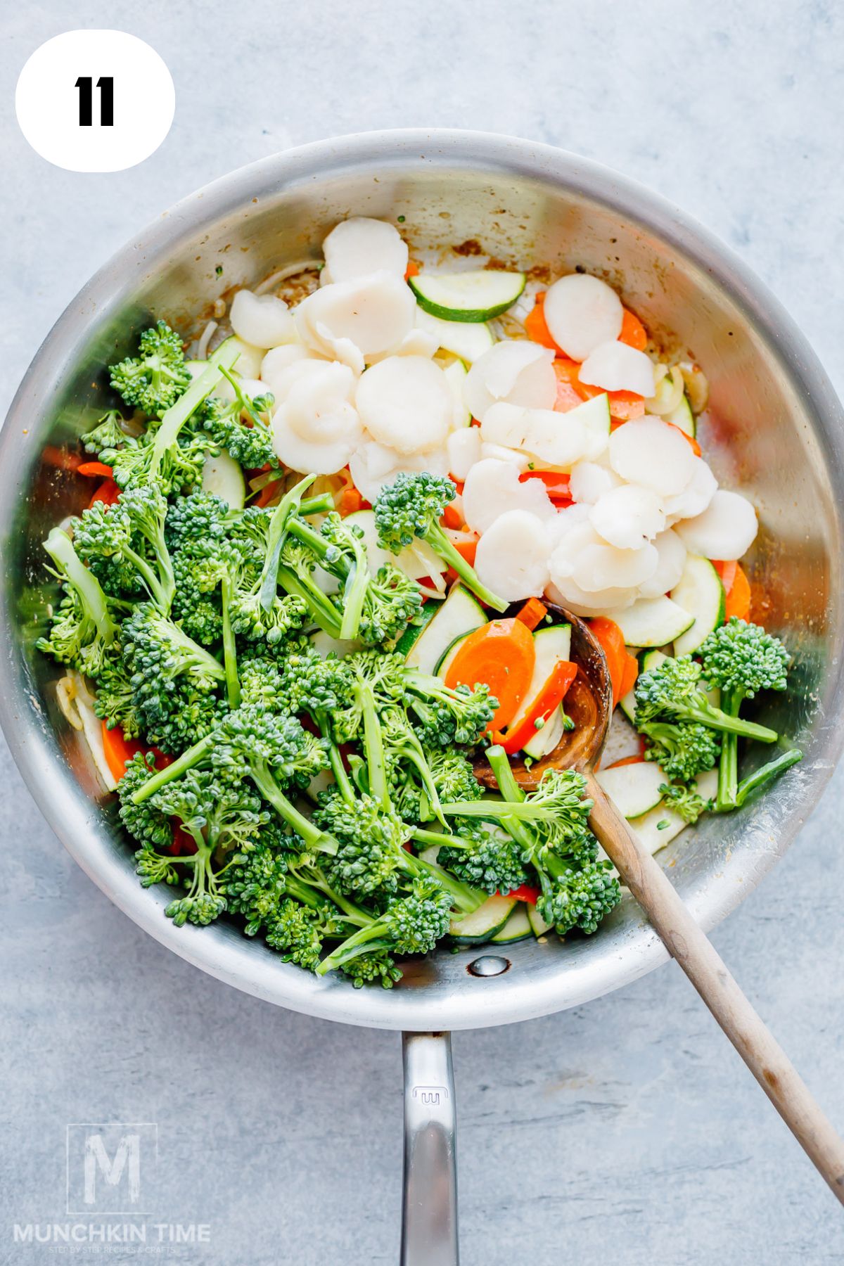 Stir frying broccoli and water chestnuts with vegetables.