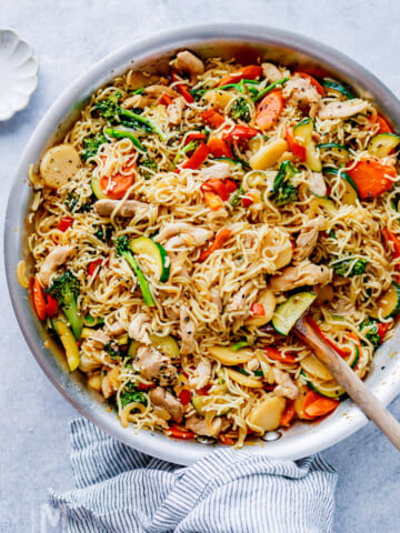 Easy chicken lo mein with noodles, chicken, vegetables and sesame seeds.